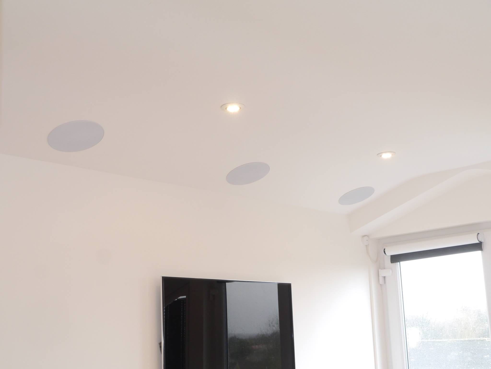 Builtin speakers. Discrete look, great sound indigozest